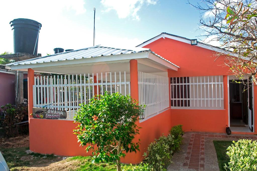 圣安德烈斯Ohana Lodging的一座带白色围栏的橙色小房子