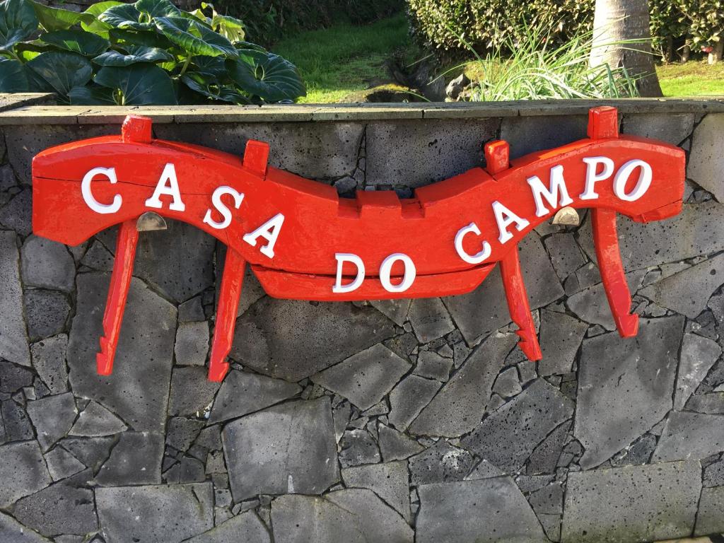 CedrosCasa do Campo的一种红色的标志,上面写着csa do clango