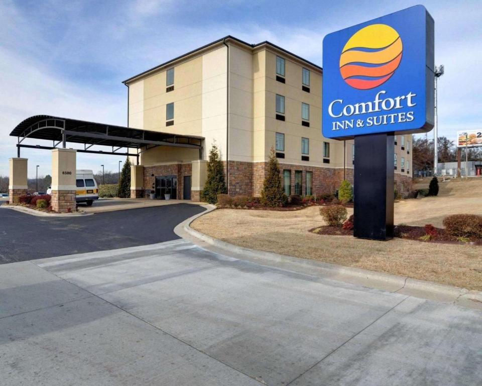 史密斯堡Comfort Inn & Suites Fort Smith I-540的舒适的旅馆和套房的建筑