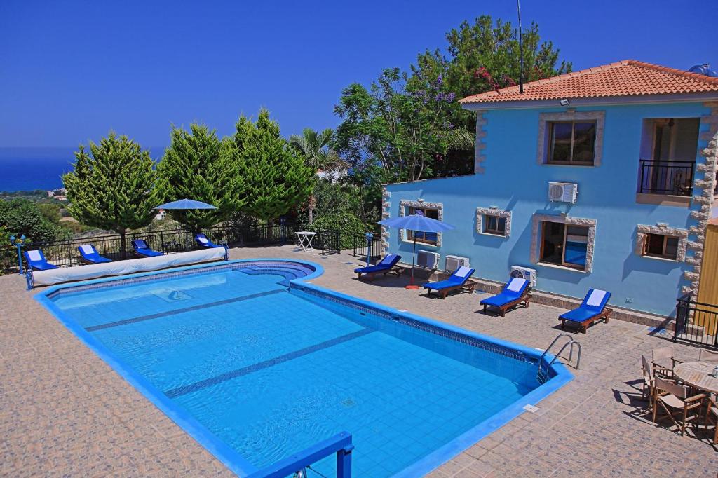 Ayia MarinaMarilena Sunset Villa 2的别墅前设有游泳池