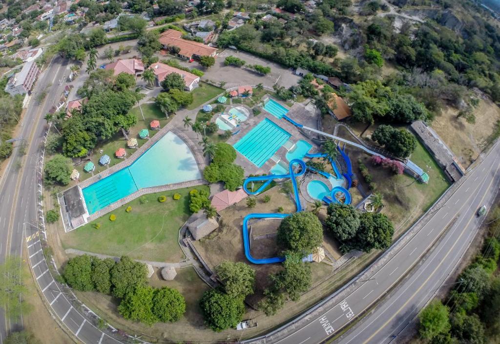 亨达Hotel y Parque Acuatico Agua Sol Alegria的享有带游泳池的房屋的空中景致