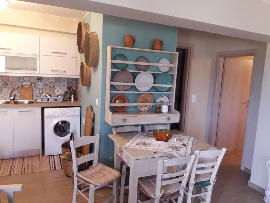 克里察Tsiboulas Cretan Cottage的厨房配有桌椅