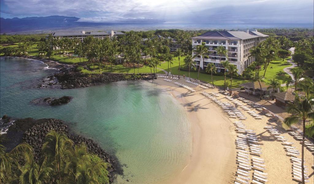 瓦克拉Fairmont Orchid Gold Experience的享有海滩和度假村的空中景致