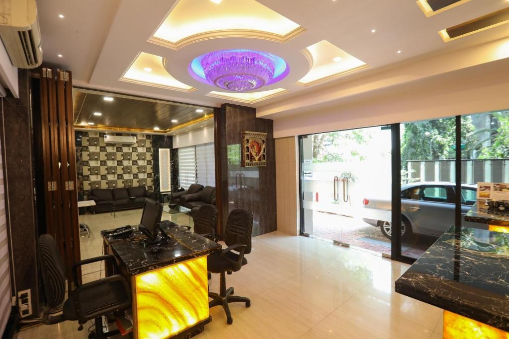 孟买乔di居住酒店的一间设有紫色天花板的沙龙的房间