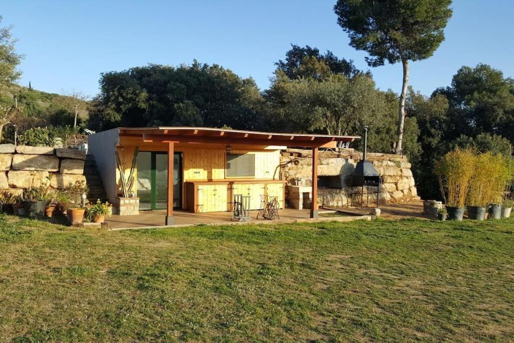 卡内·德·玛尔Casita en plena naturaleza con piscina y wifi gratis的现代房屋设有大型后院