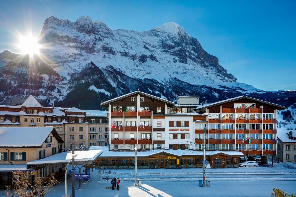 格林德尔瓦尔德德比瑞士品质酒店的一座有雪覆盖的山地的酒店