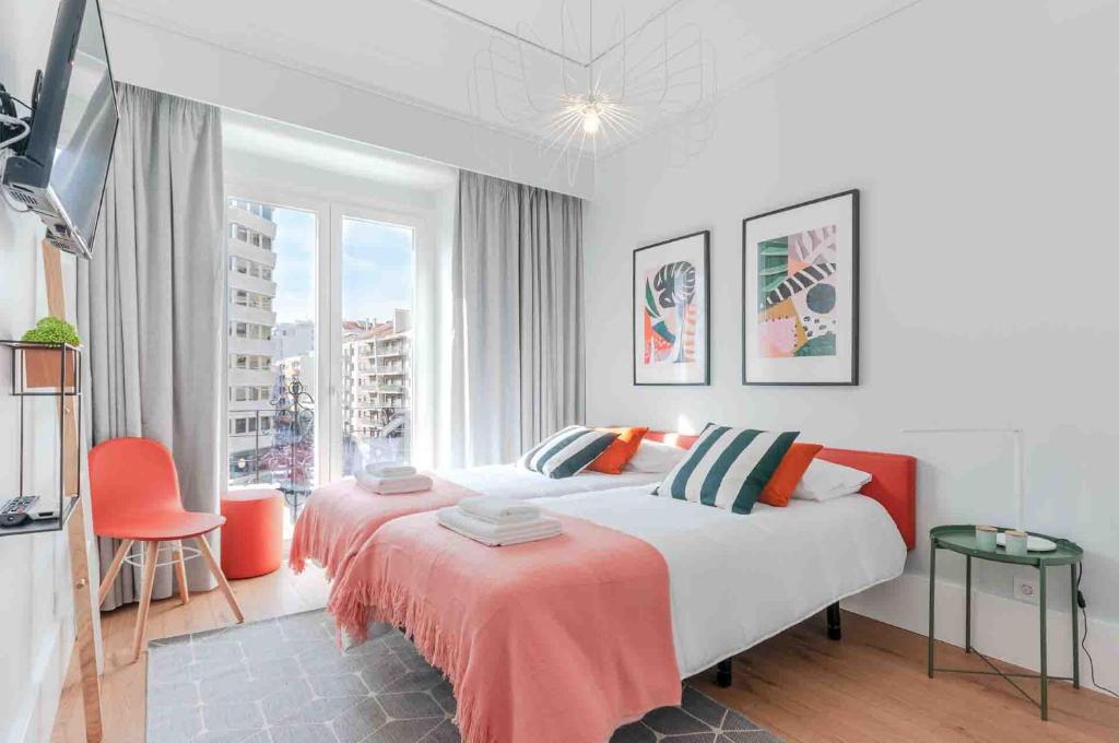 里斯本NLC Rooms & Suites的白色的卧室设有床和窗户