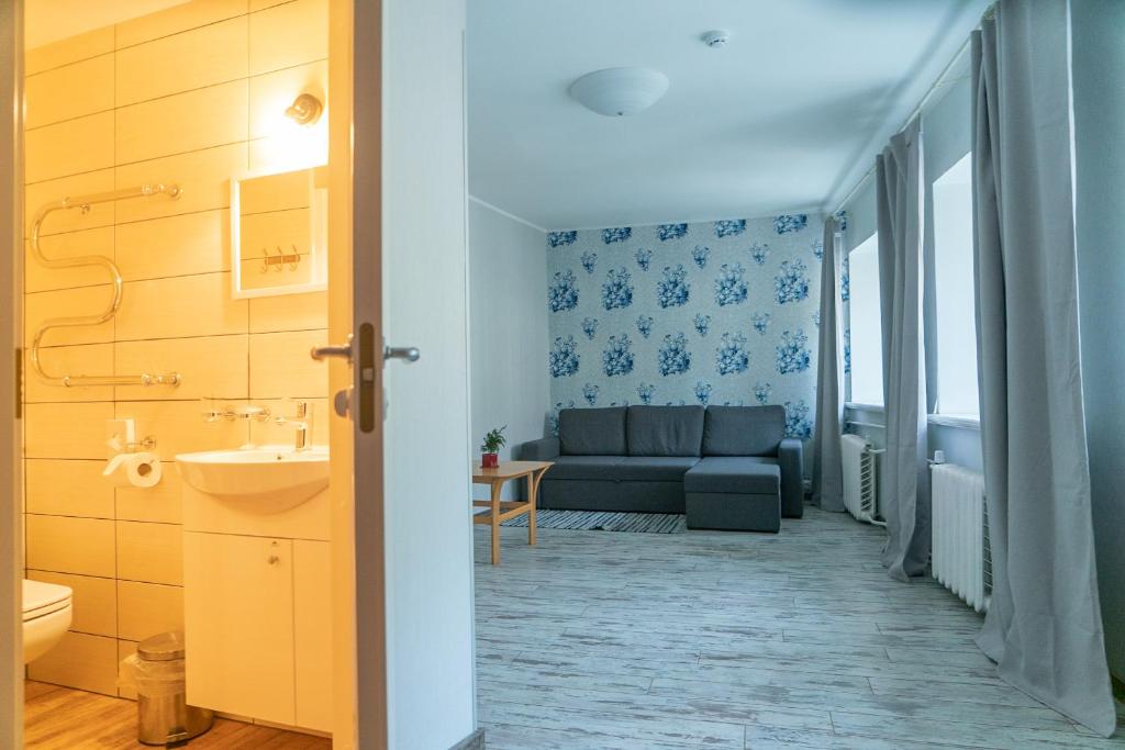 塔林Godart Rooms Guesthouse的一间带沙发和水槽的浴室