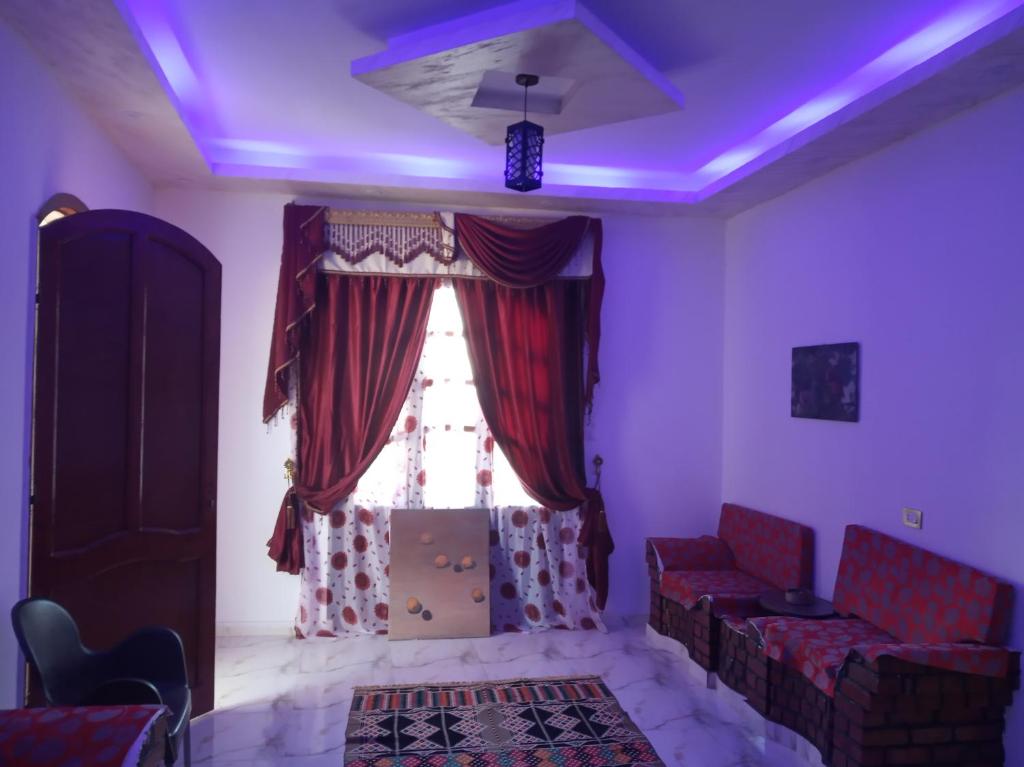 卢克索Memnoun house的客厅设有窗户和紫色照明