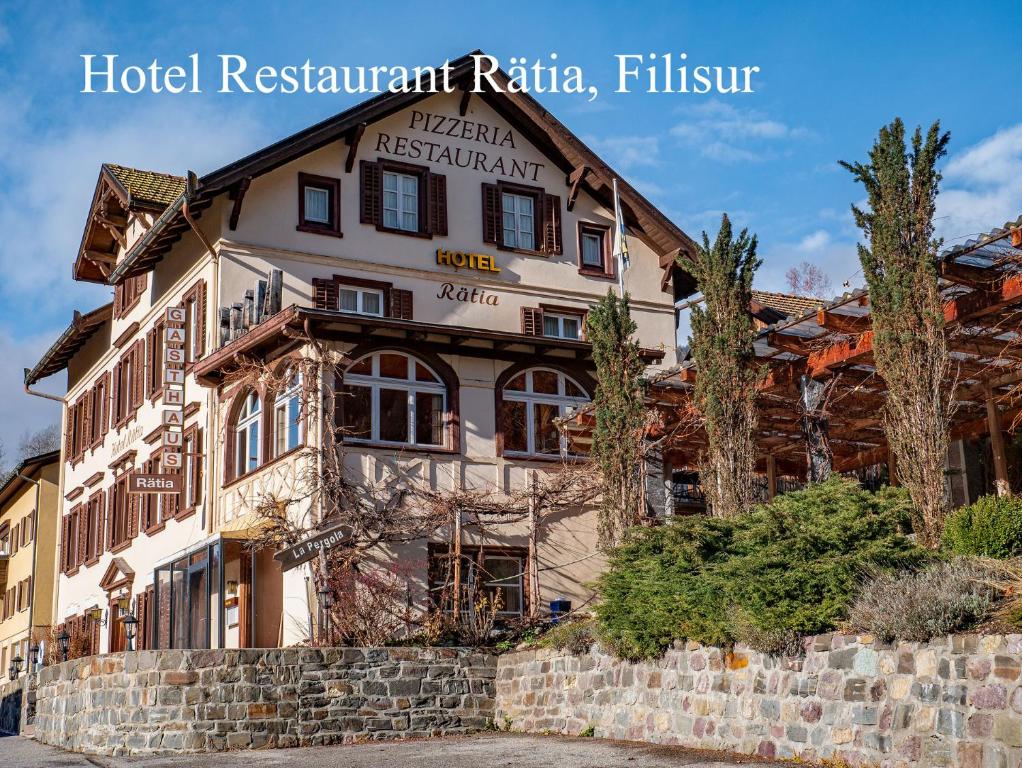 菲利苏尔Hotel Restaurant Rätia的akritkritkritkritkrit raja hotel酒店是一家传统度假酒店和餐厅。