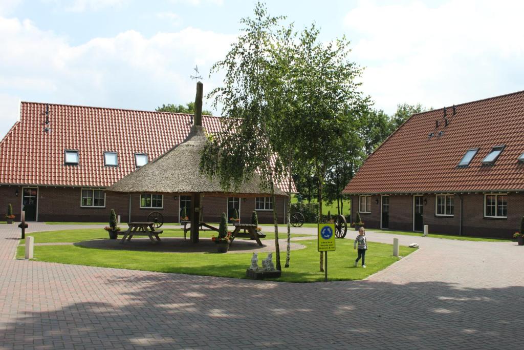 EnterLandgoed Het Rheins的前面有一张野餐桌的建筑