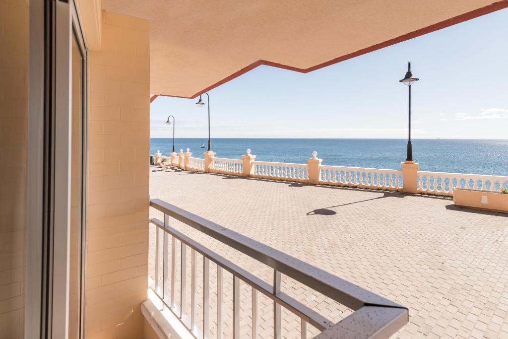 梅莱纳拉Primera línea con preciosas vistas al mar的享有海滩美景的阳台