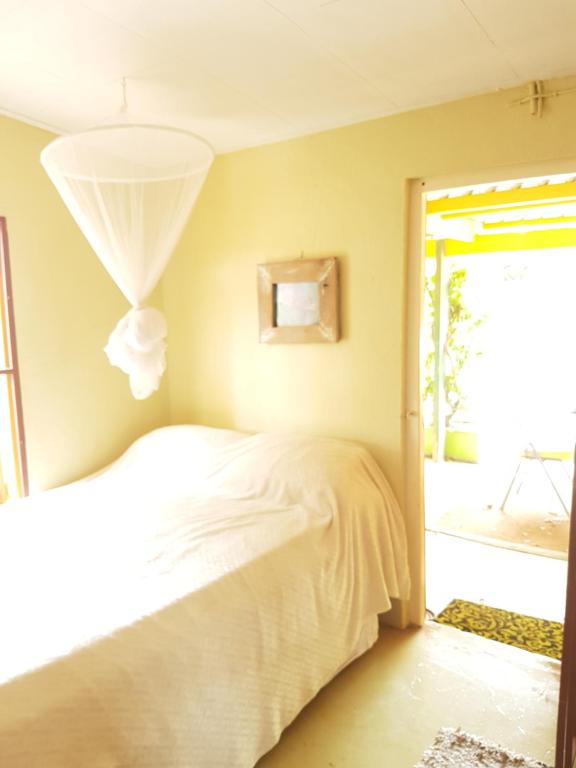 克拉伦代克Villa Chichila的卧室配有白色的床和窗户。
