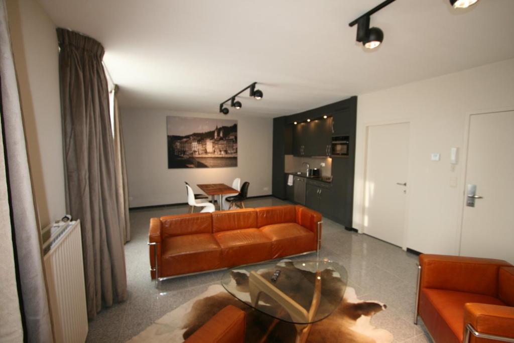 列日Amosa Liège City Centre Apart Regence 17的客厅配有沙发和桌子