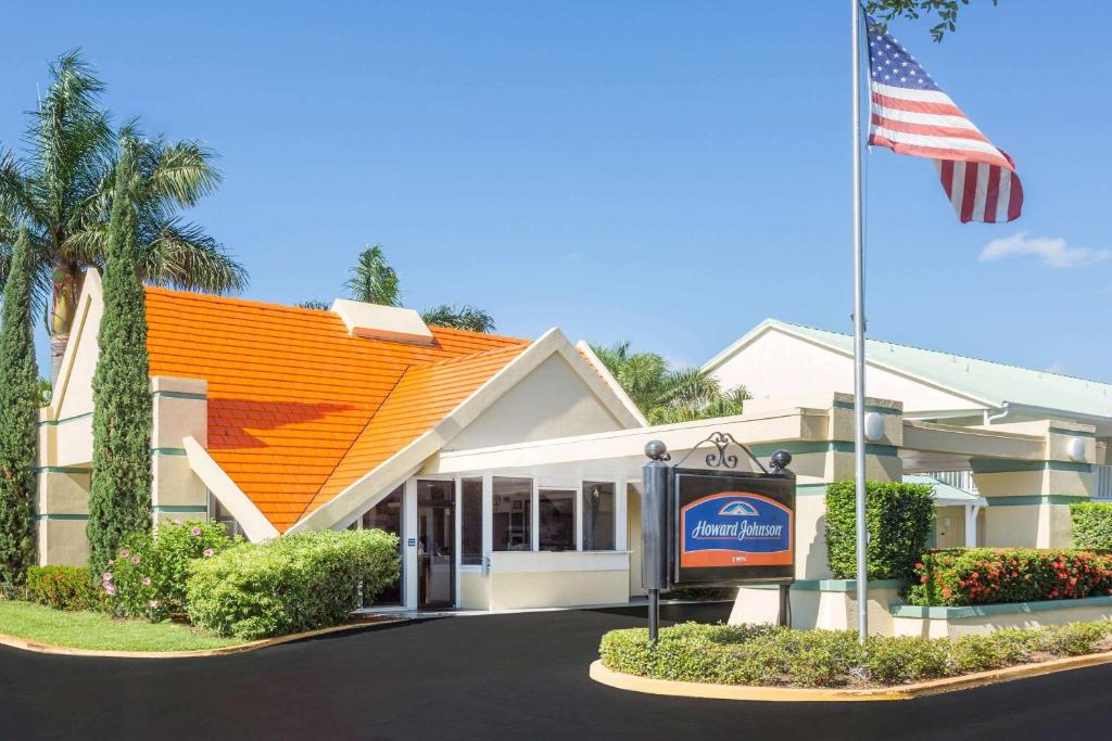 维洛海滩韦罗海滩豪生酒店的带有美国国旗的旅馆形象