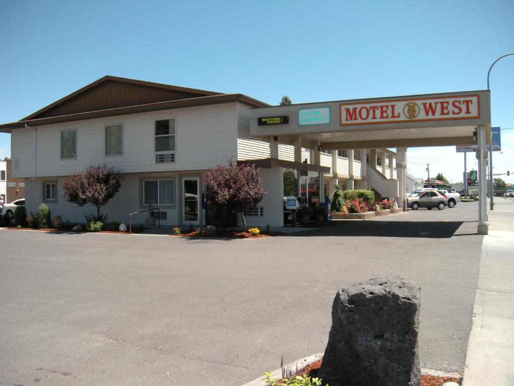 爱达荷福尔斯威斯特汽车旅馆的大楼前有标志的汽车旅馆
