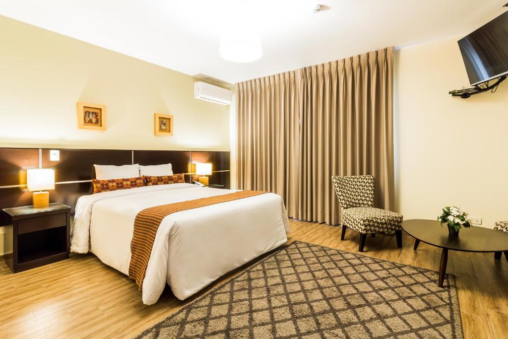 利马坦波多德梅约酒店的酒店客房配有一张床铺和一张桌子。