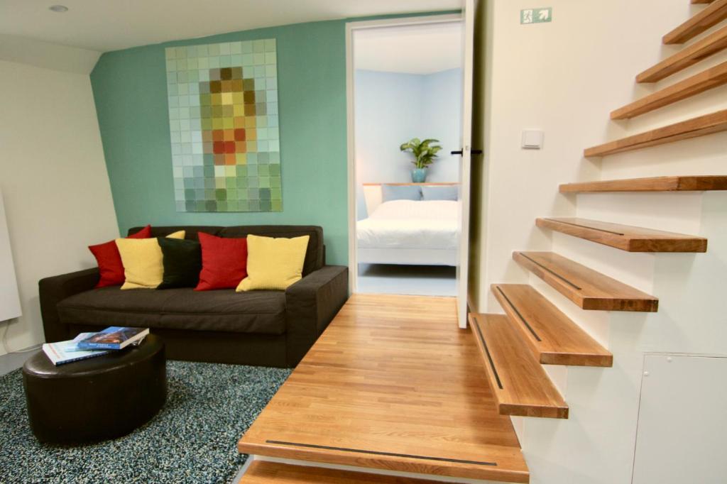 阿姆斯特丹Sailor Suite Coaster Mado的带沙发和楼梯间的客厅