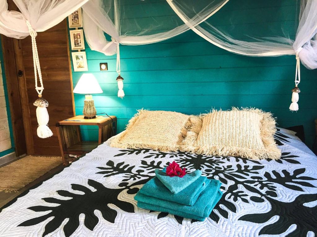 勒穆莱The BlueBamboo的一间卧室配有一张蓝色墙壁的床