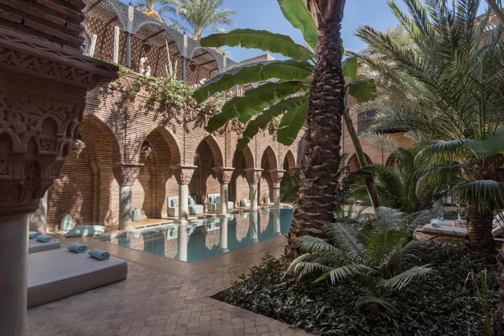 马拉喀什马拉喀什苏丹娜世界小型豪华酒店的一座棕榈树游泳池