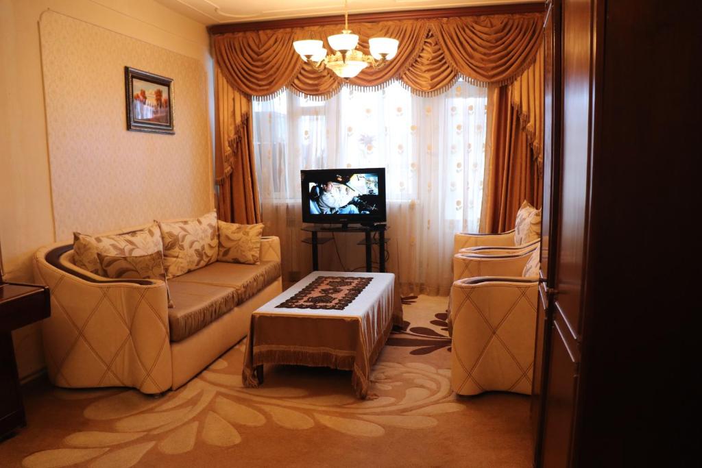 塞凡Nina BNB的带沙发和电视的客厅