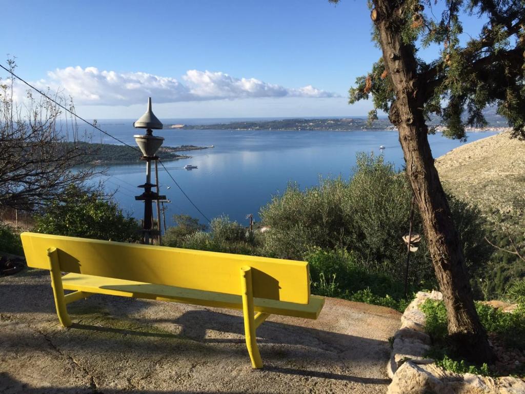 DhavgátaArt Studio Kefalonia的湖景黄色长凳