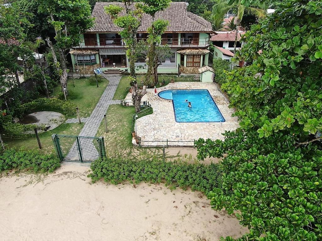 乌巴图巴Casarão Villa al Mare的享有带游泳池的房屋的空中景致