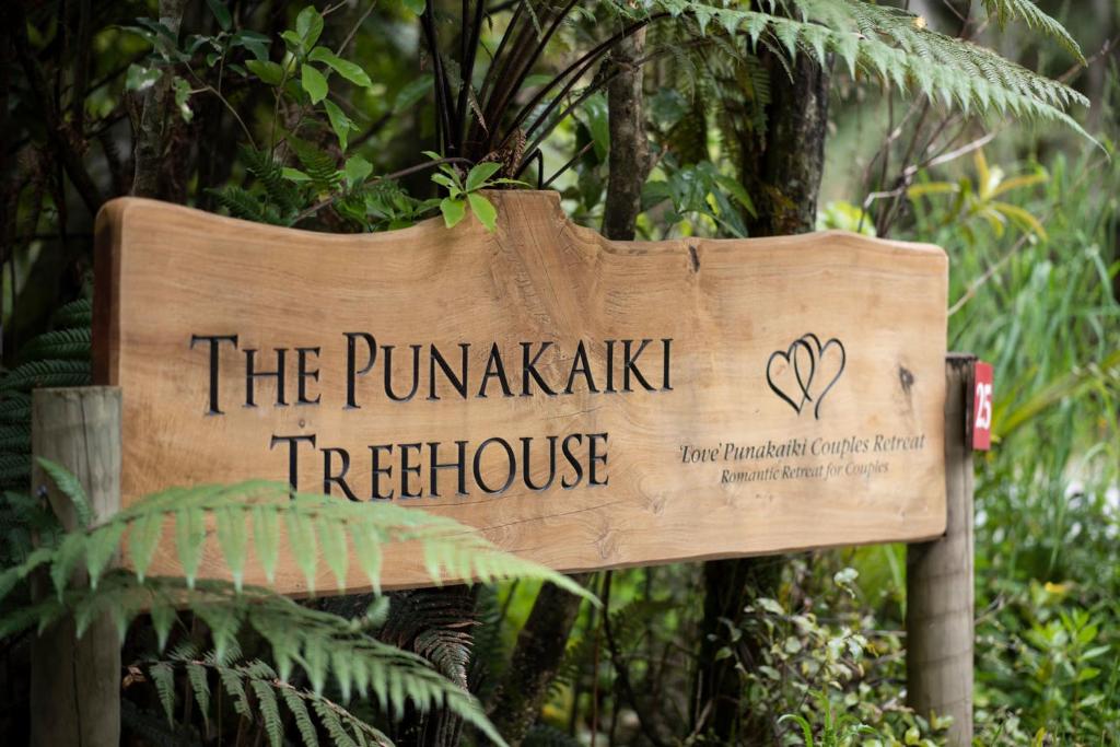 普纳凯基Love Punakaiki Luxury Couples Retreat Limited的读南瓜步道树屋的标志