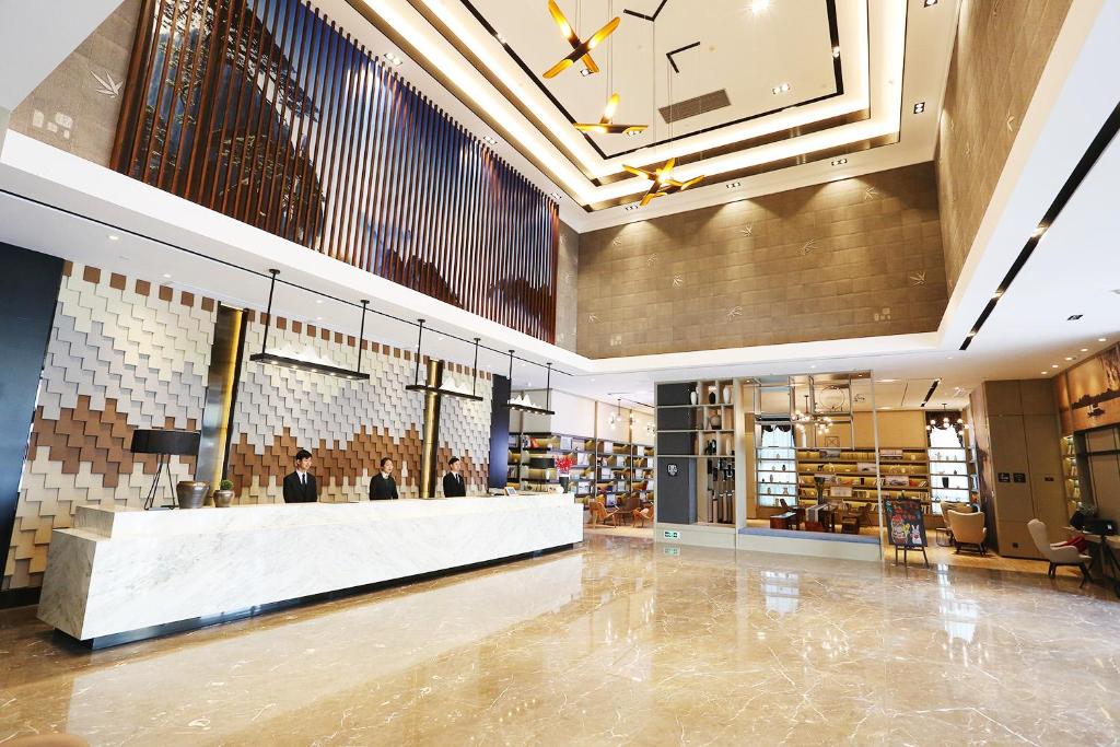 杭州杭州金沙湖亚朵酒店的商店的大厅,有人站在柜台上