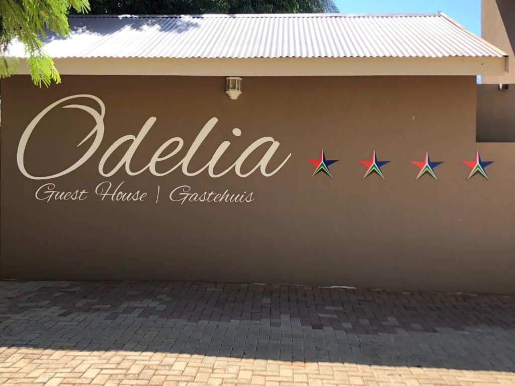 莫科帕内Odelia Guest House的一座拥有4星的建筑的侧面标志
