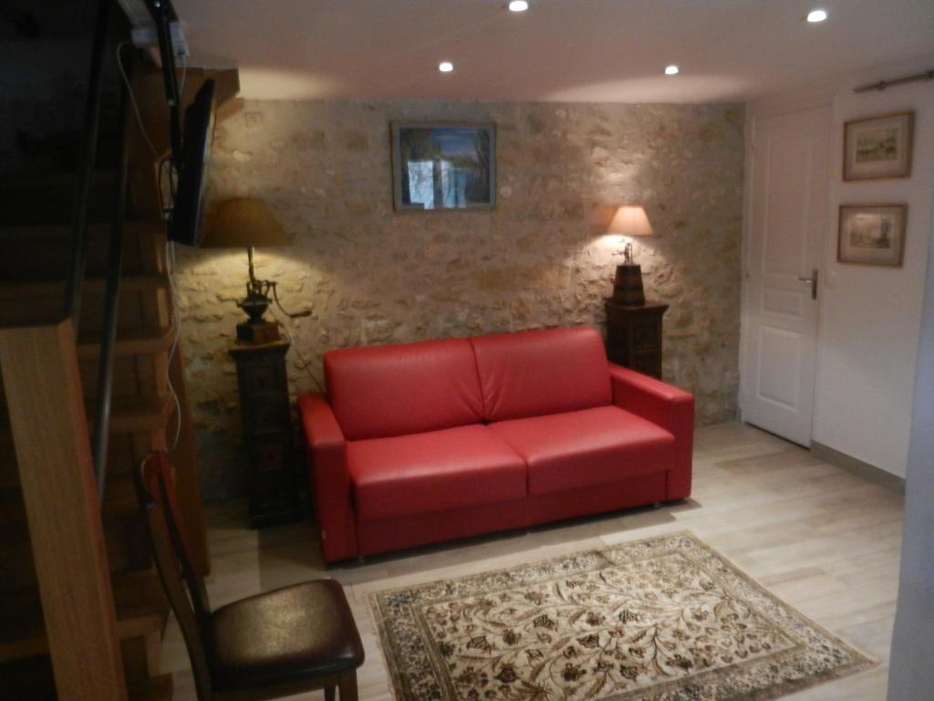 枫丹白露Chambres d'hôtes La Catounière的客厅里一张红色的沙发