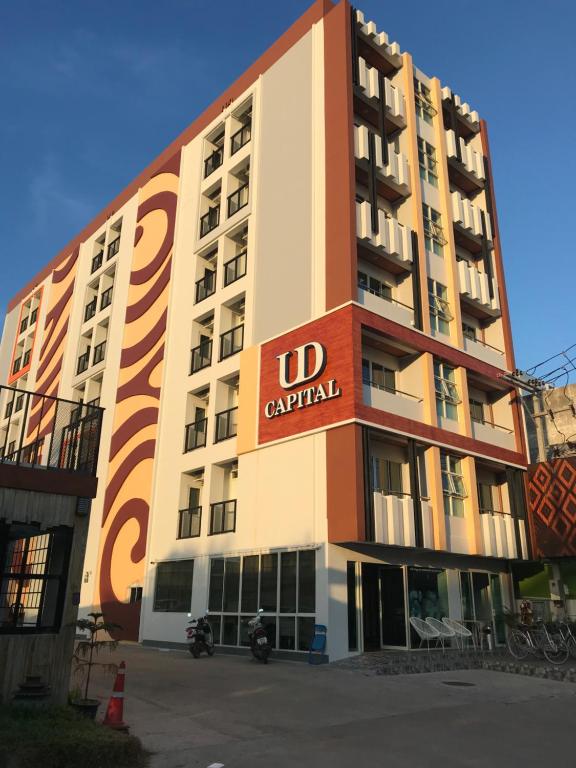 乌隆他尼UD首府酒店的上面没有汽车租赁标志的建筑
