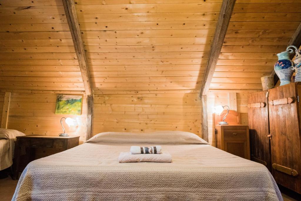 诺托Masseria Usamborgia的小木屋内一间卧室,配有一张床
