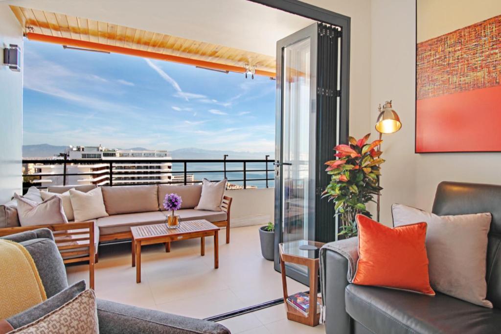 多列毛利诺斯La Nogalera Deluxe Apartment Torremolinos的带沙发的客厅和阳台。