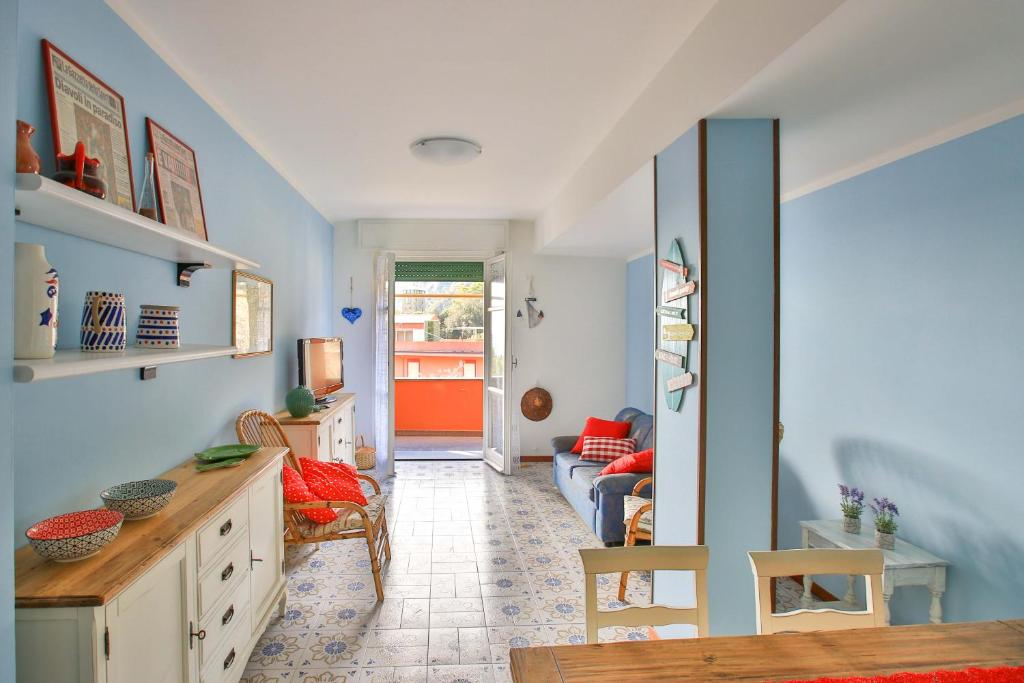 蒙特罗索阿尔马雷Costamare的客厅拥有蓝色的墙壁和沙发