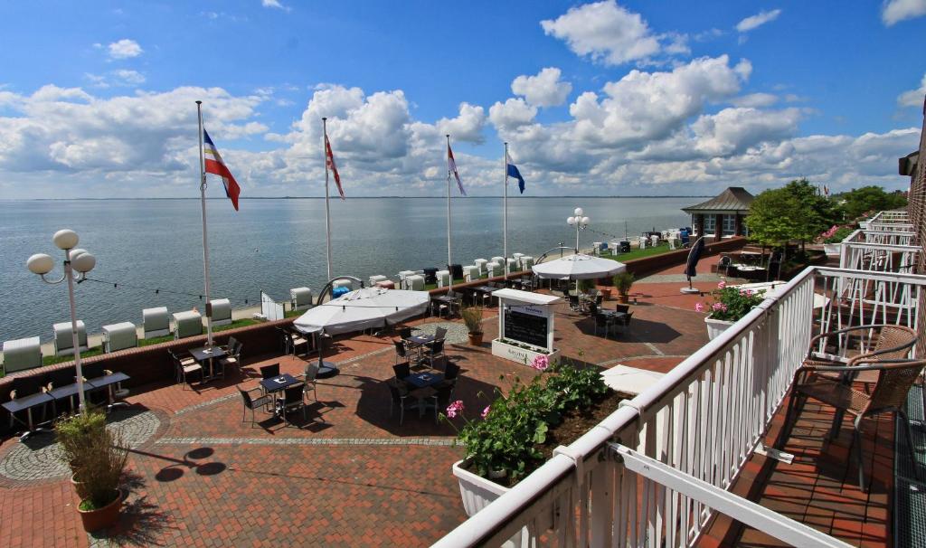 威廉港AKZENT Strandhotels Seestern, Delphin & Lachs的享有水景的阳台