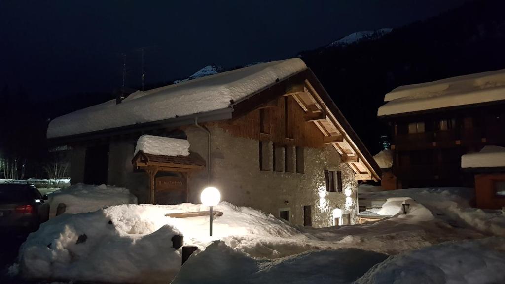 摩德纳迪-坎皮格里奥Masetto的前方灯火通明的雪屋