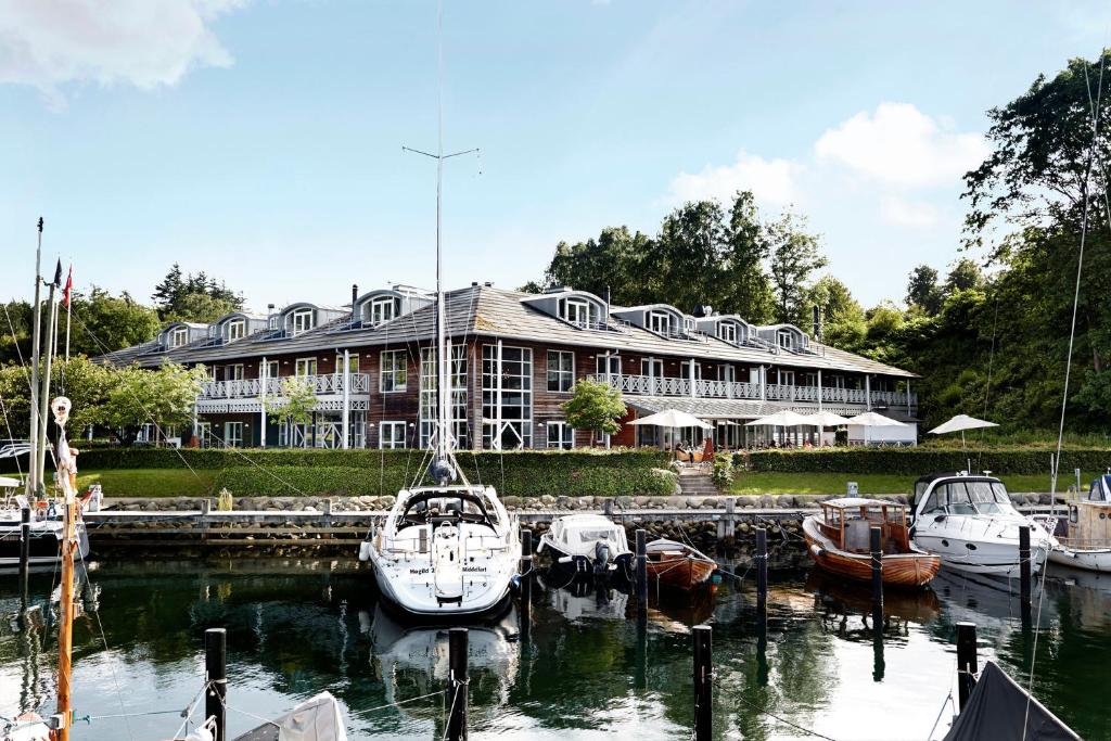 米泽尔法特库格布劳伽登克伦威尔酒店的海港内有船只的大建筑