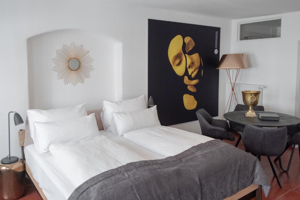 ANA Living Augsburg City Center by Arthotel ANA - Self-Service-Hotel客房内的一张或多张床位