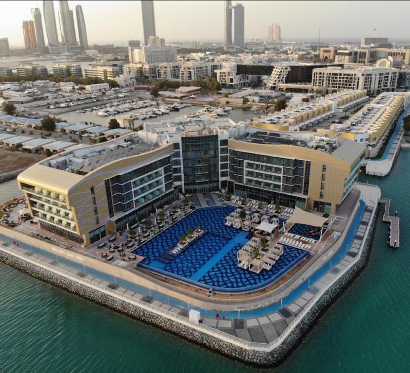 阿布扎比Royal M Hotel Abu Dhabi by Gewan的城市码头的空中景观