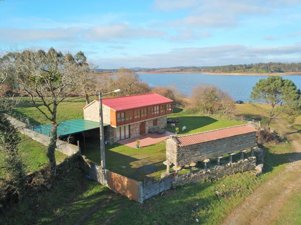 MazaricosCasa Embalse da Fervenza的享有湖景别墅的空中景致