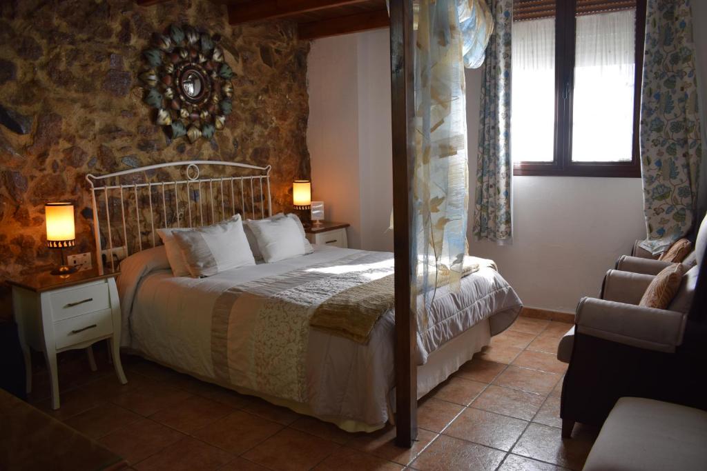阿拉色那莫利诺德尔邦博乡村旅馆的卧室配有床、椅子和窗户。