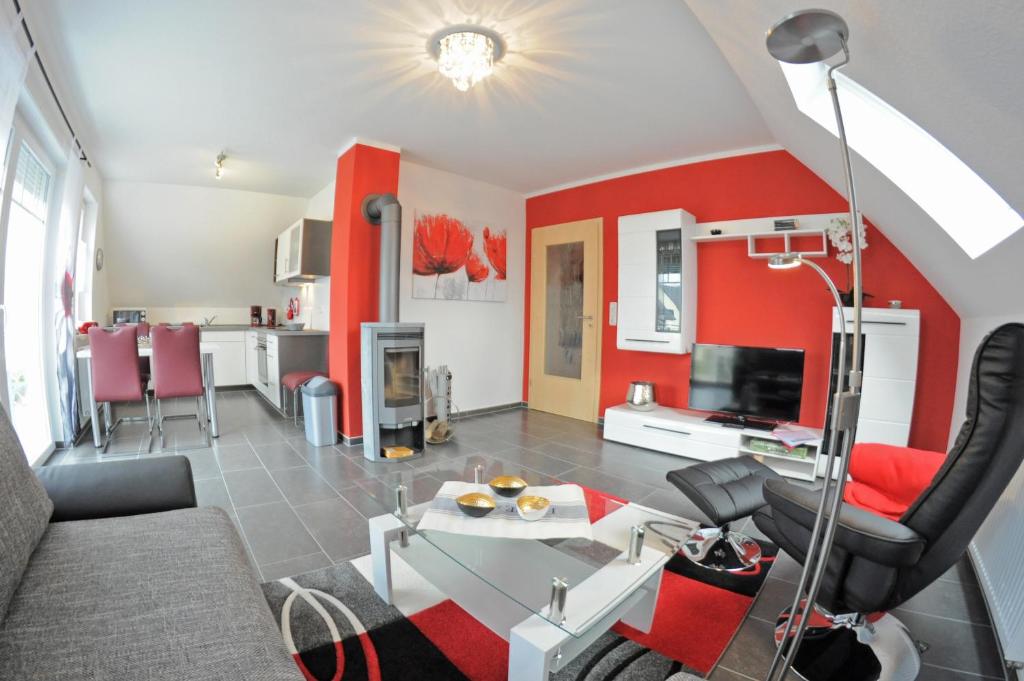 马林费尔德Ferienhaus Müritzidyll / OG-Appartement的客厅设有红色的墙