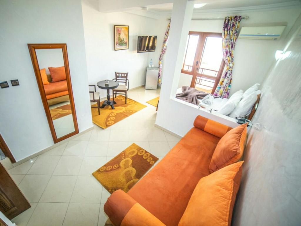 萨菲里亚德阿斯夫酒店的客厅配有沙发和桌子