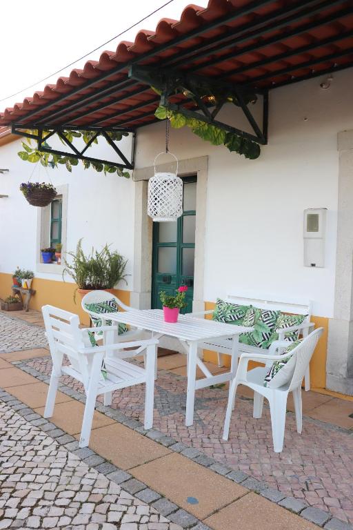 塞图巴尔Casa da Ti Bia的庭院里的白色桌椅