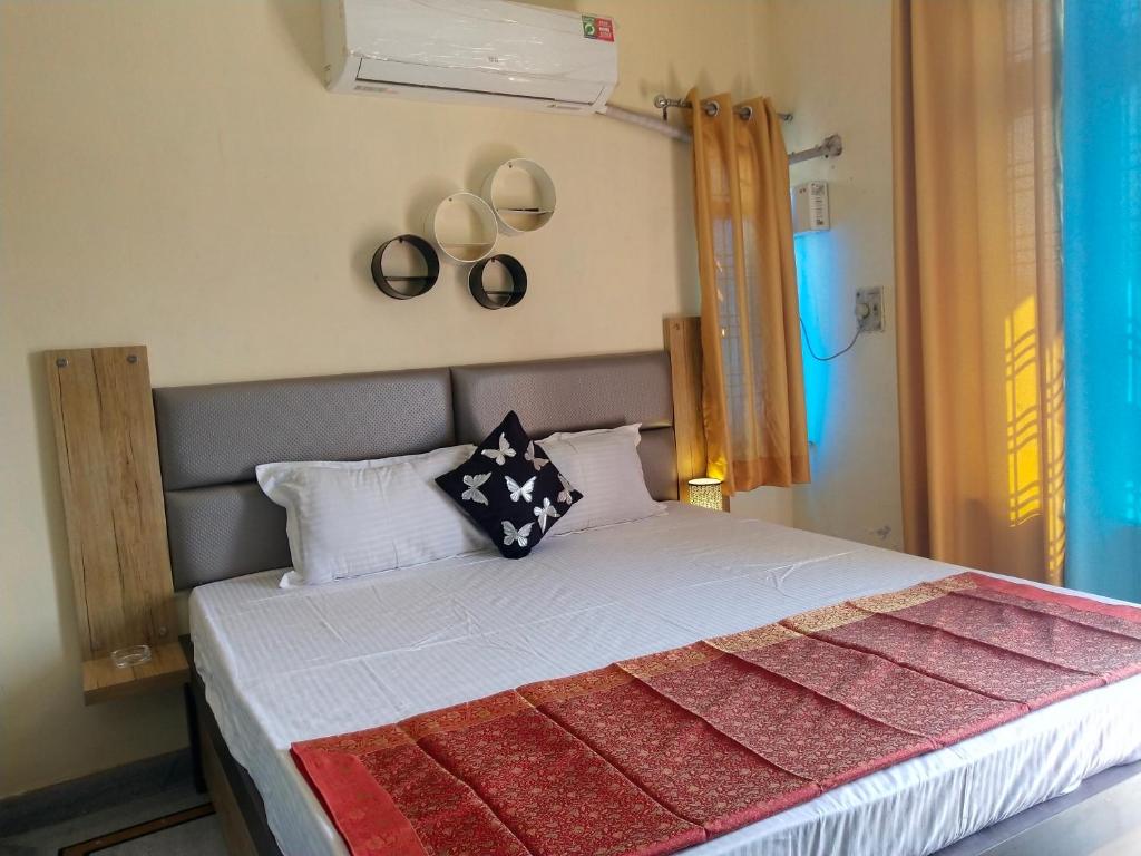 瓦拉纳西Om Shanthi paying guest house的一间卧室配有带白色床单和枕头的床。