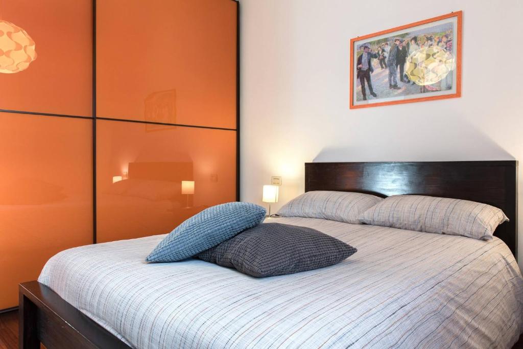 维罗纳Comforty - Stay in Verona的一间卧室配有一张带两个枕头的床