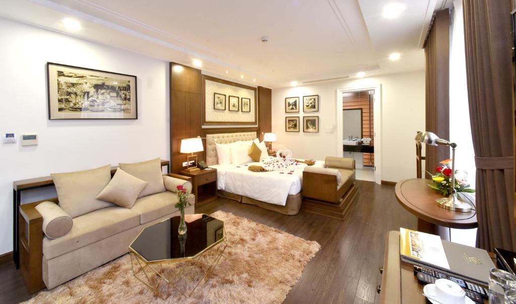 河内Garco Dragon Hotel 2的酒店客房设有床和客厅。