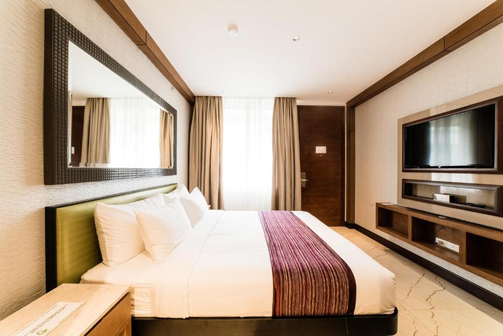 第波罗Gwandalan House的配有一张床和一台平面电视的酒店客房