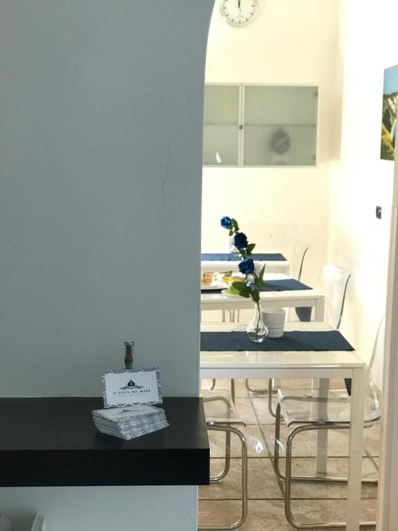 安科纳B&B Il Poeta sul Mare的一间配备有白色桌椅的用餐室